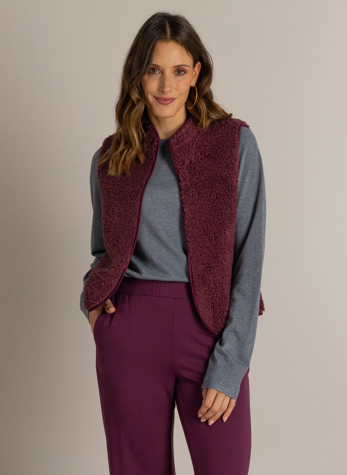 Bordeauxrood mouwloos gilet met rits, hoge kraag en grof teddy weefsel