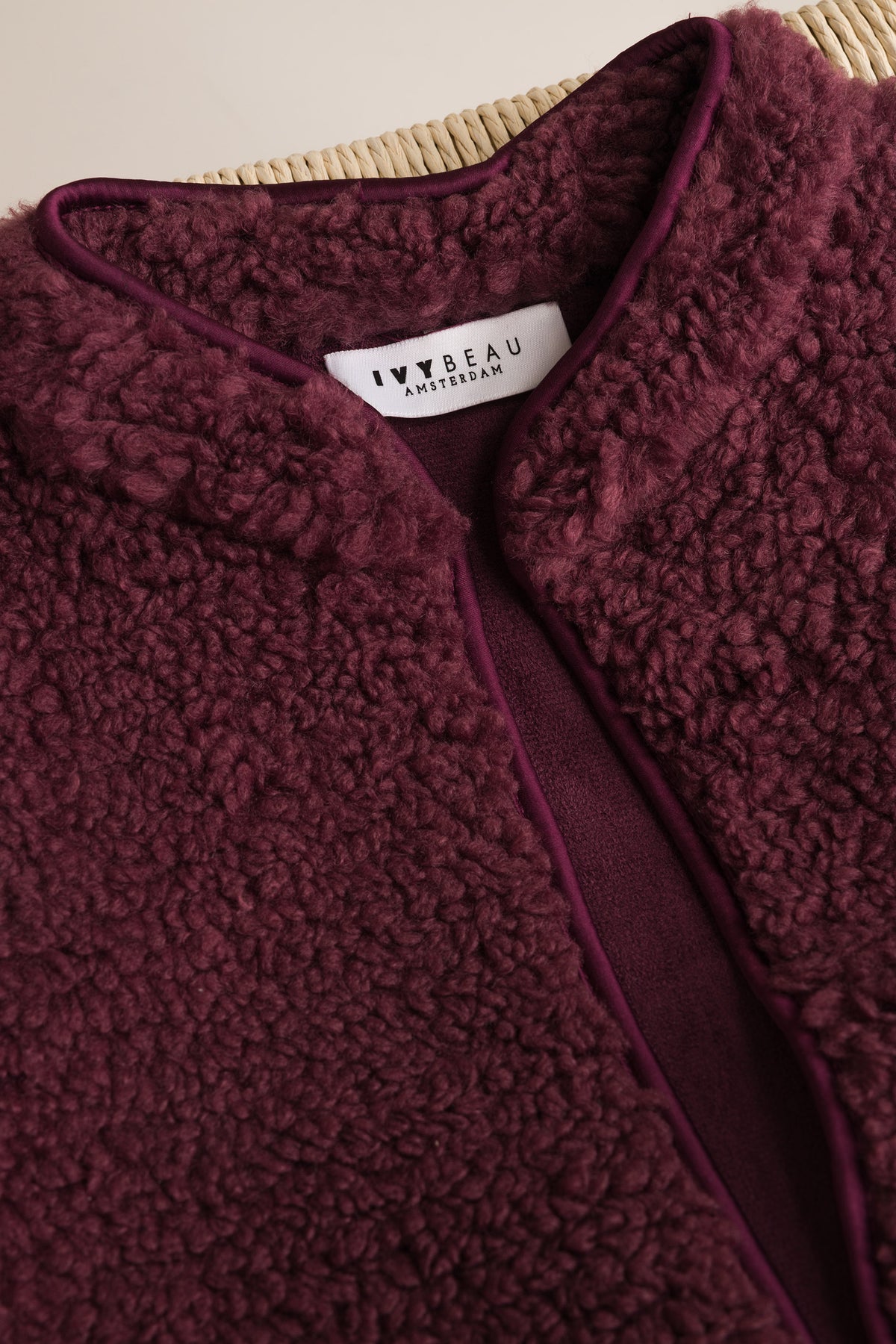 Bordeauxrood teddy voering met ritsdetail en Ivy Beau label