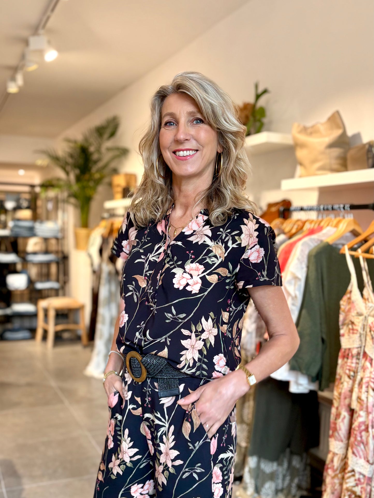 Soyaconcept blouse Grace 1 met V-hals, korte mouwen en bloemenprint op donkere stof