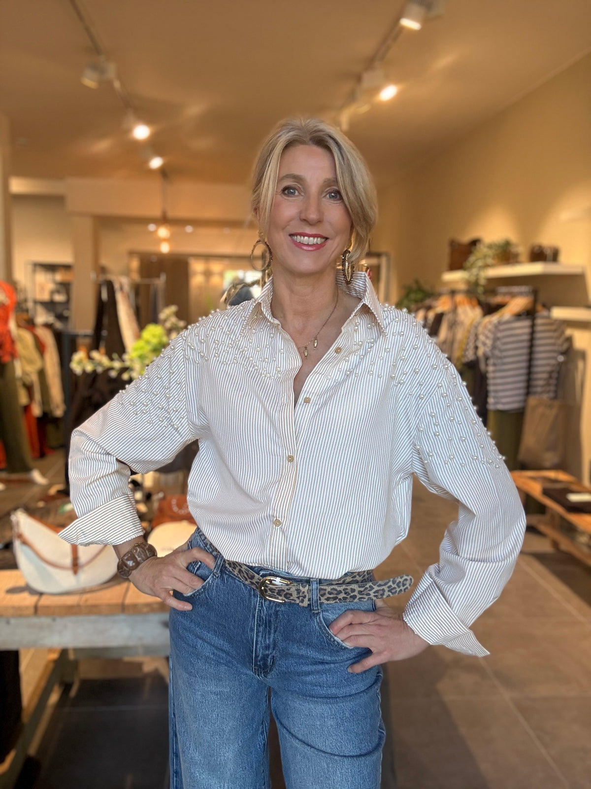 Gestreepte blouse met kraag en knoopsluiting, lange mouwen, ingestopt bij jeans.