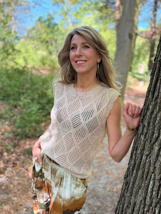 Mouwloze gebreide top in khaki met ruitpatroon en ronde hals