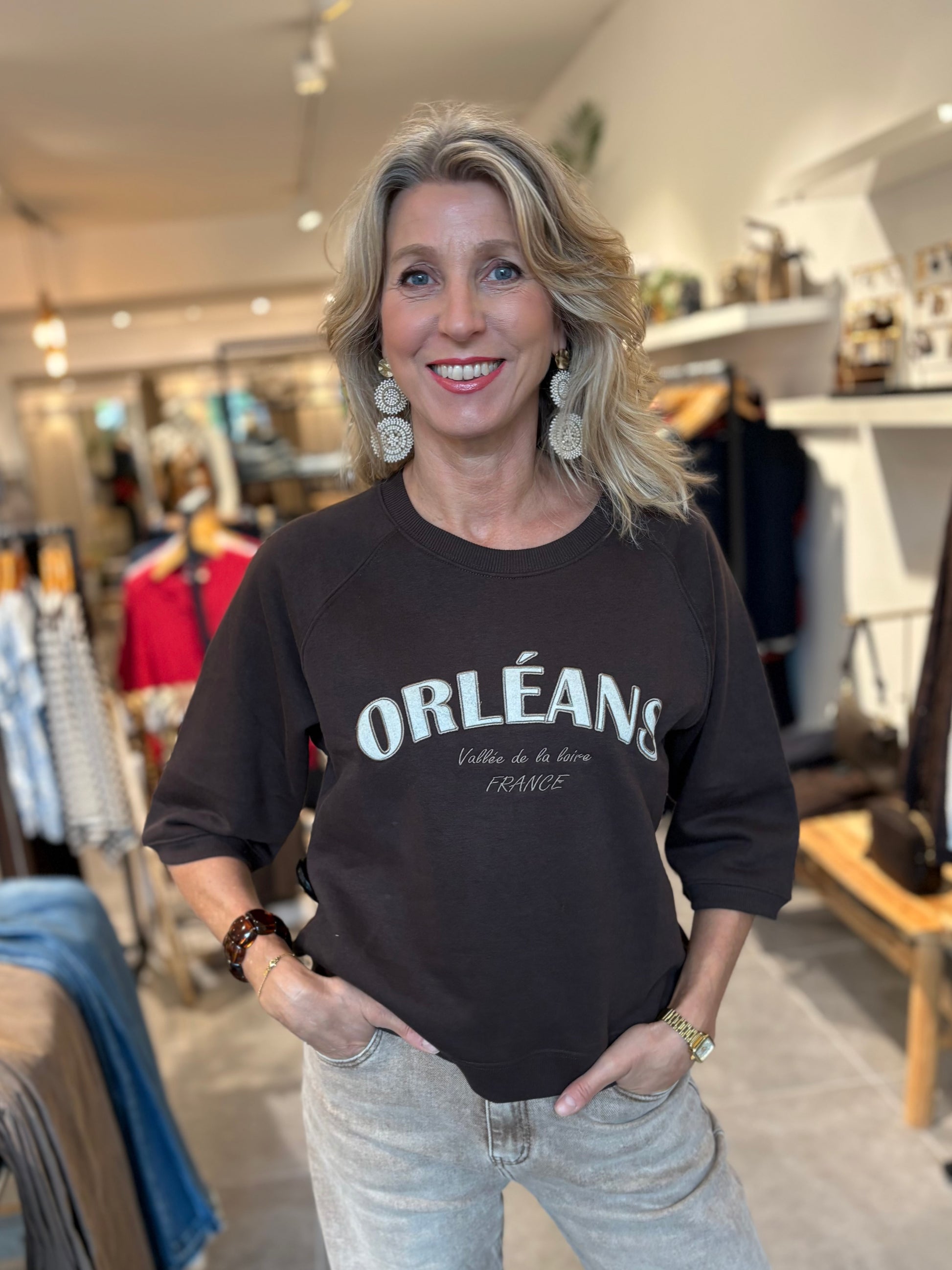 Zwarte trui met ronde hals, 3/4 mouwen en ORLÉANS-opdruk