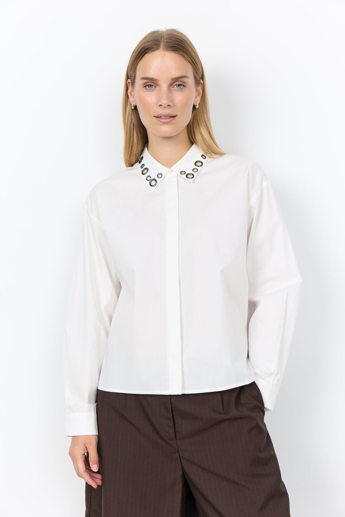 Gebroken witte blouse met knoopsluiting en ronde hals met sierknoopjes