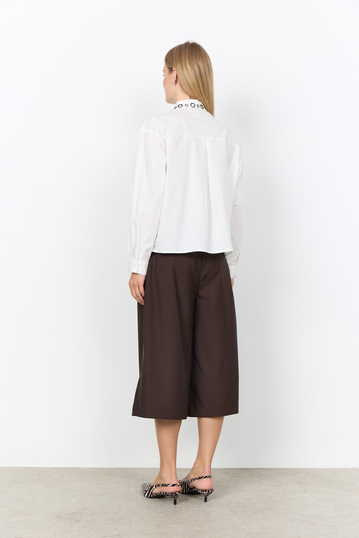 Gebroken witte blouse met ronde kraag en lange mouwen, achterkant zichtbaar