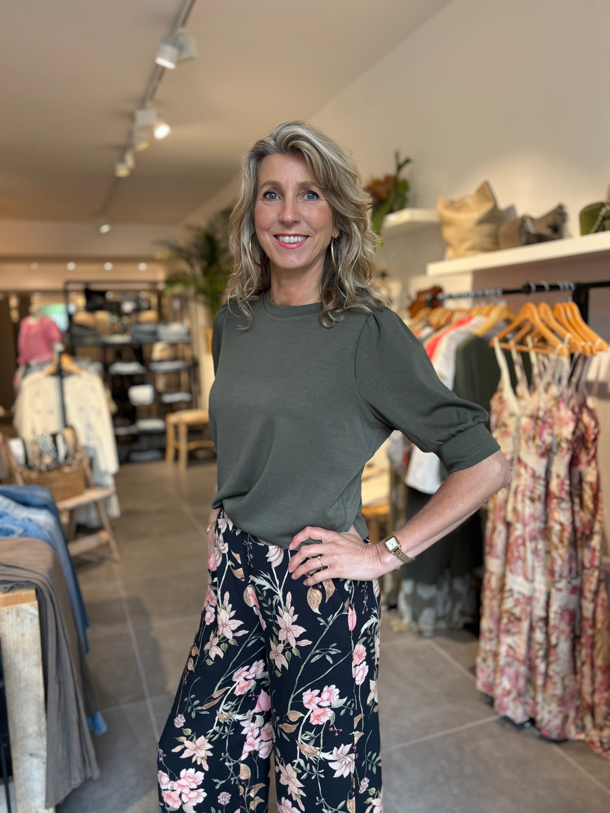 Soyaconcept top in legergroen met ronde hals en ballonmouwen tot halverwege de arm