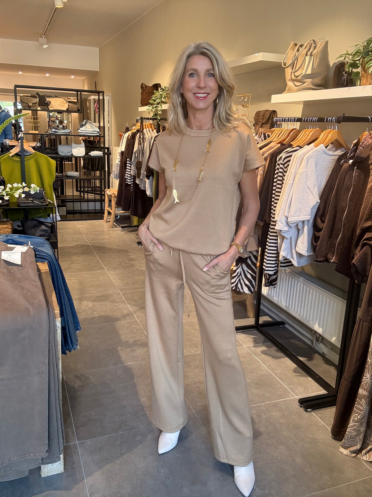 CS The Label Penelope broek light camel, wijde rechte pijpen, hoge taille, met zakken