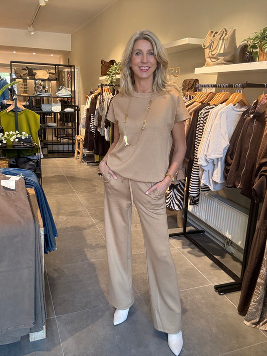 CS The Label Penelope broek light camel, wijde rechte pijpen, hoge taille, met zakken