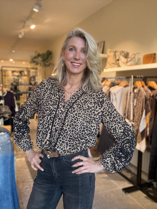 Luipaardprint blouse in zwart en mokka bruin met V-hals en licht gerimpelde mouwen