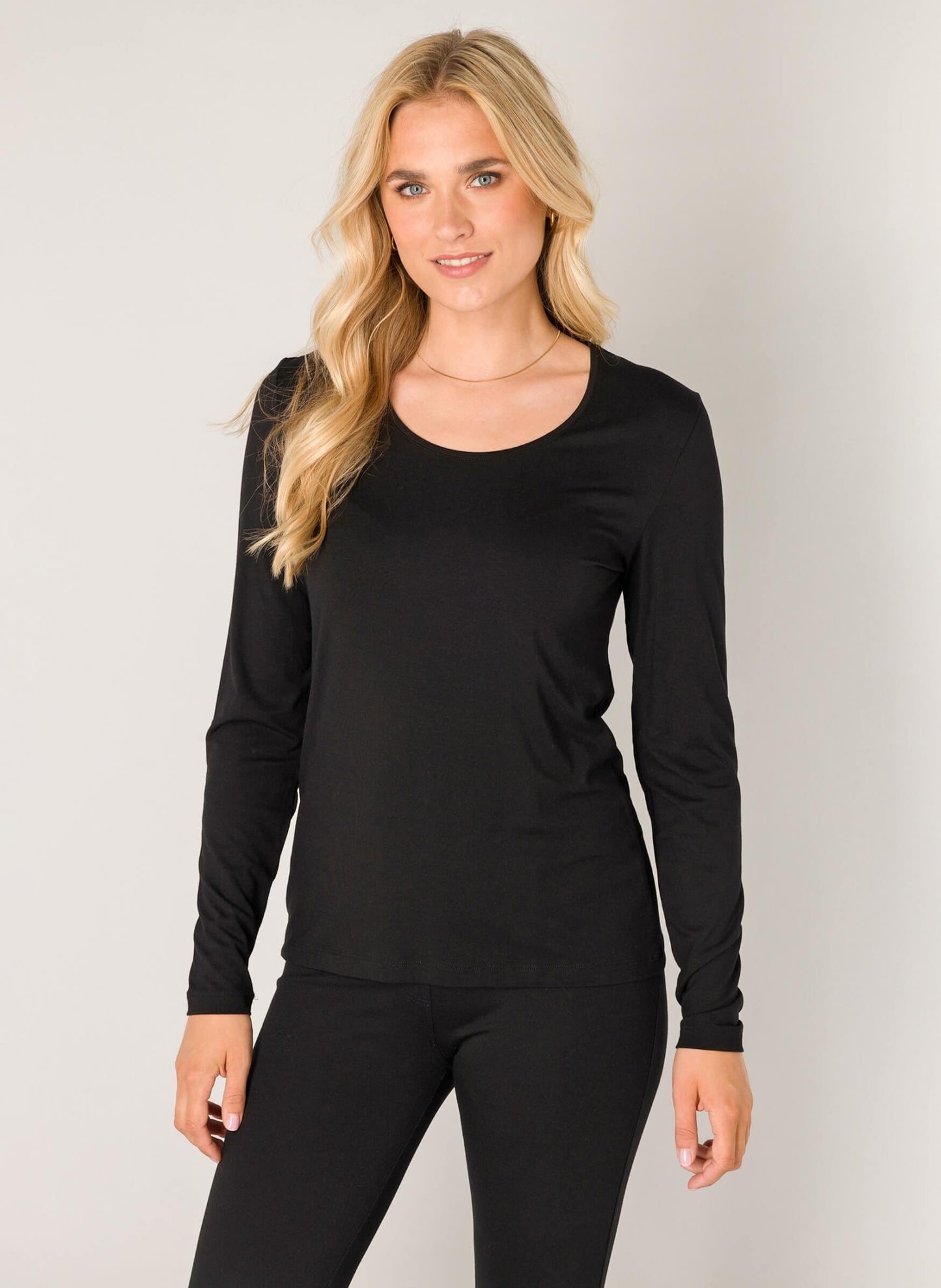 Base Level longsleeve Yaso black