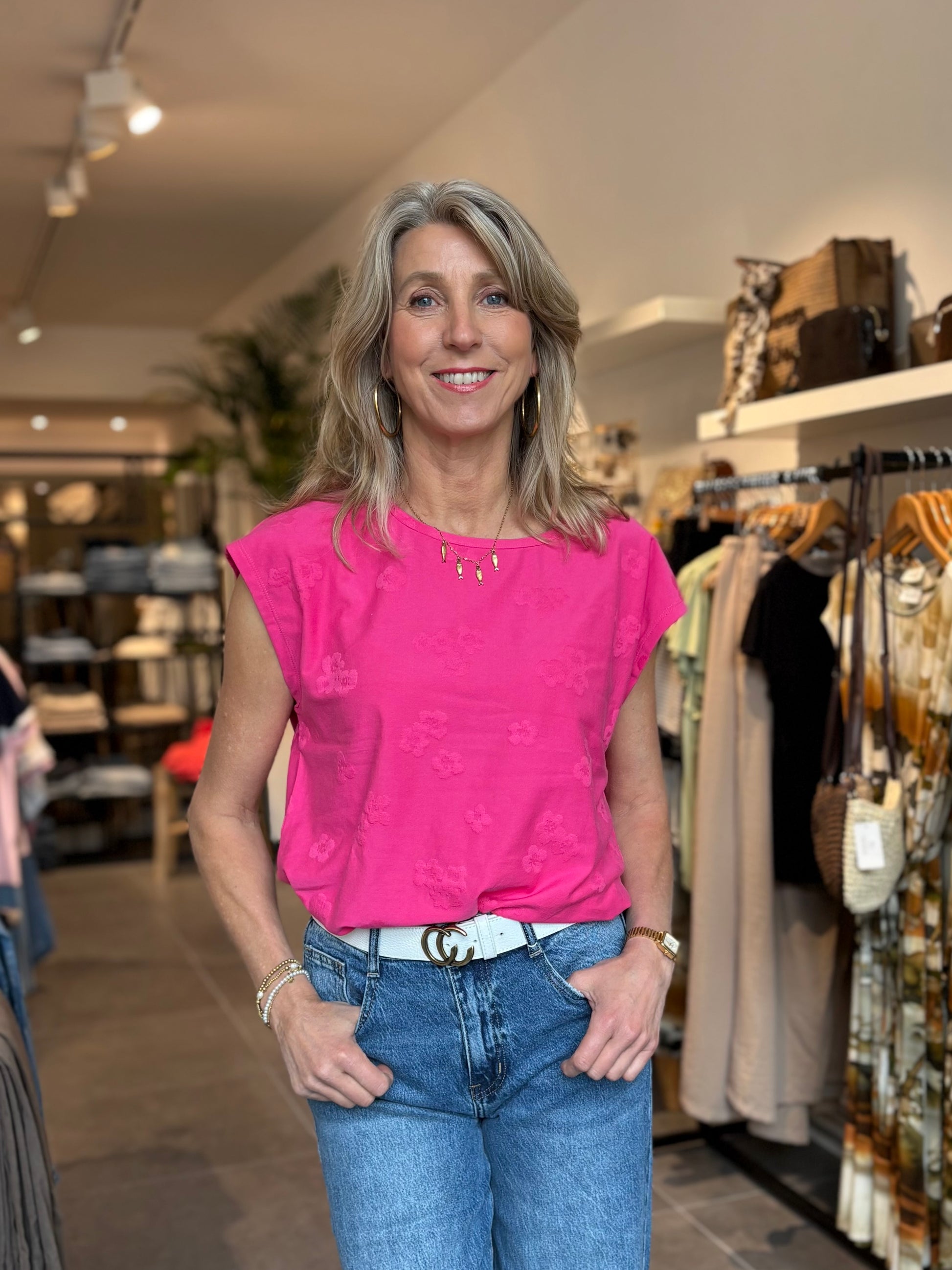 Fuchsia T-shirt met ronde hals en korte mouwen, subtiele reliëfprint