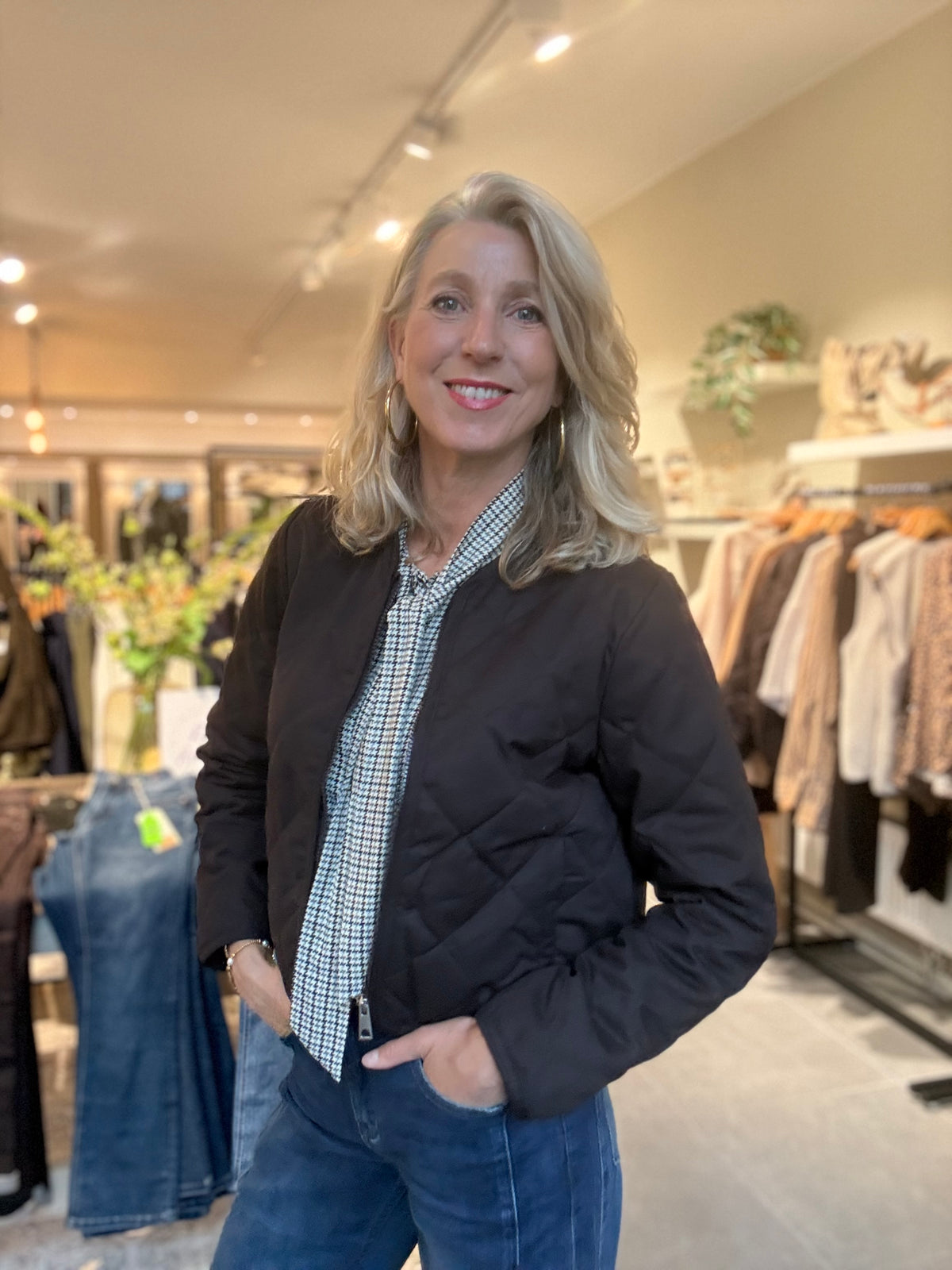 HL-jas Sporty cocoa, donkerblauw quiltjack met opstaande kraag en voorzakken.