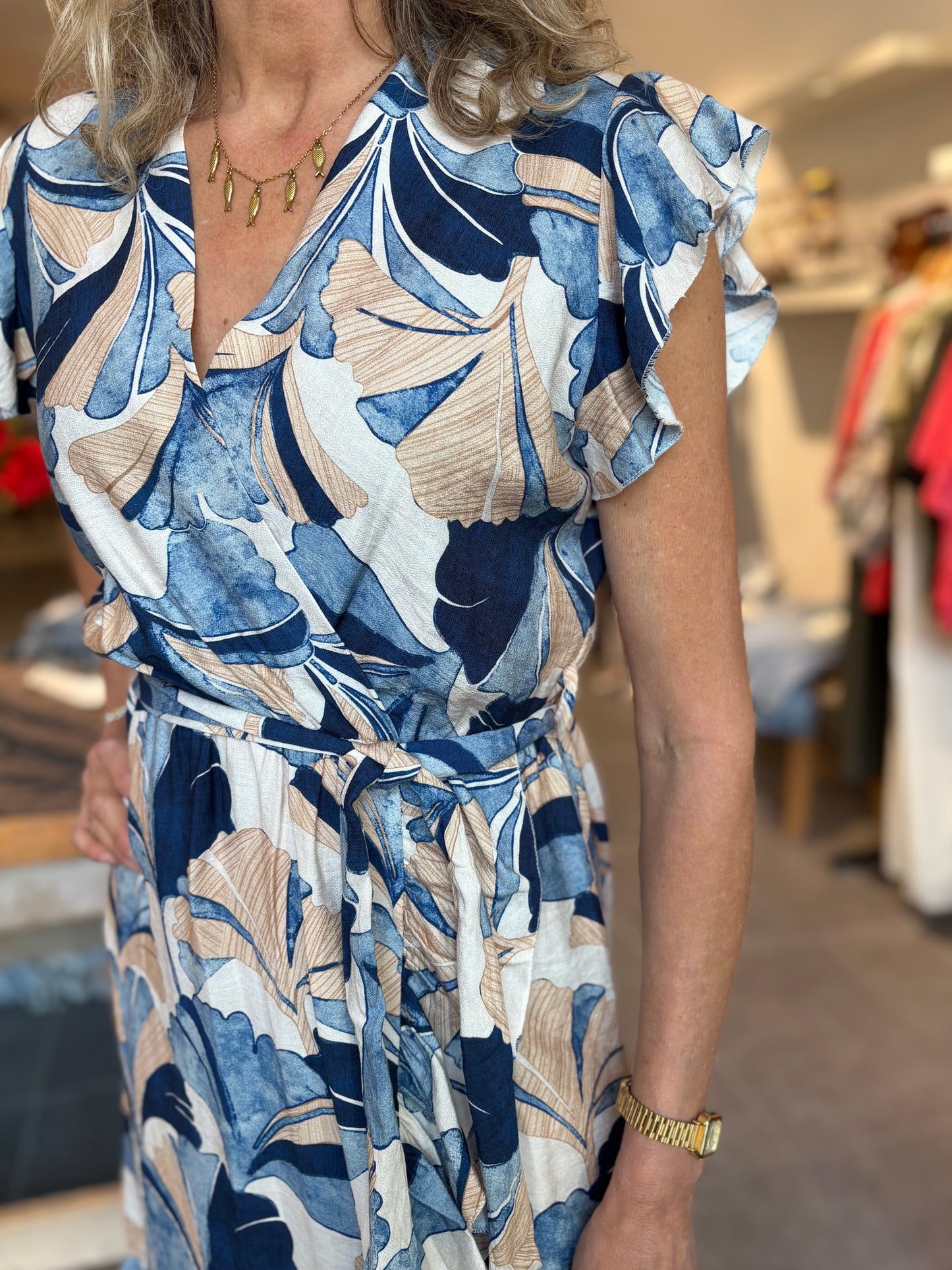 Bloemenprint jurk blauw/zand met V-hals, volantmouw en geplooide taille