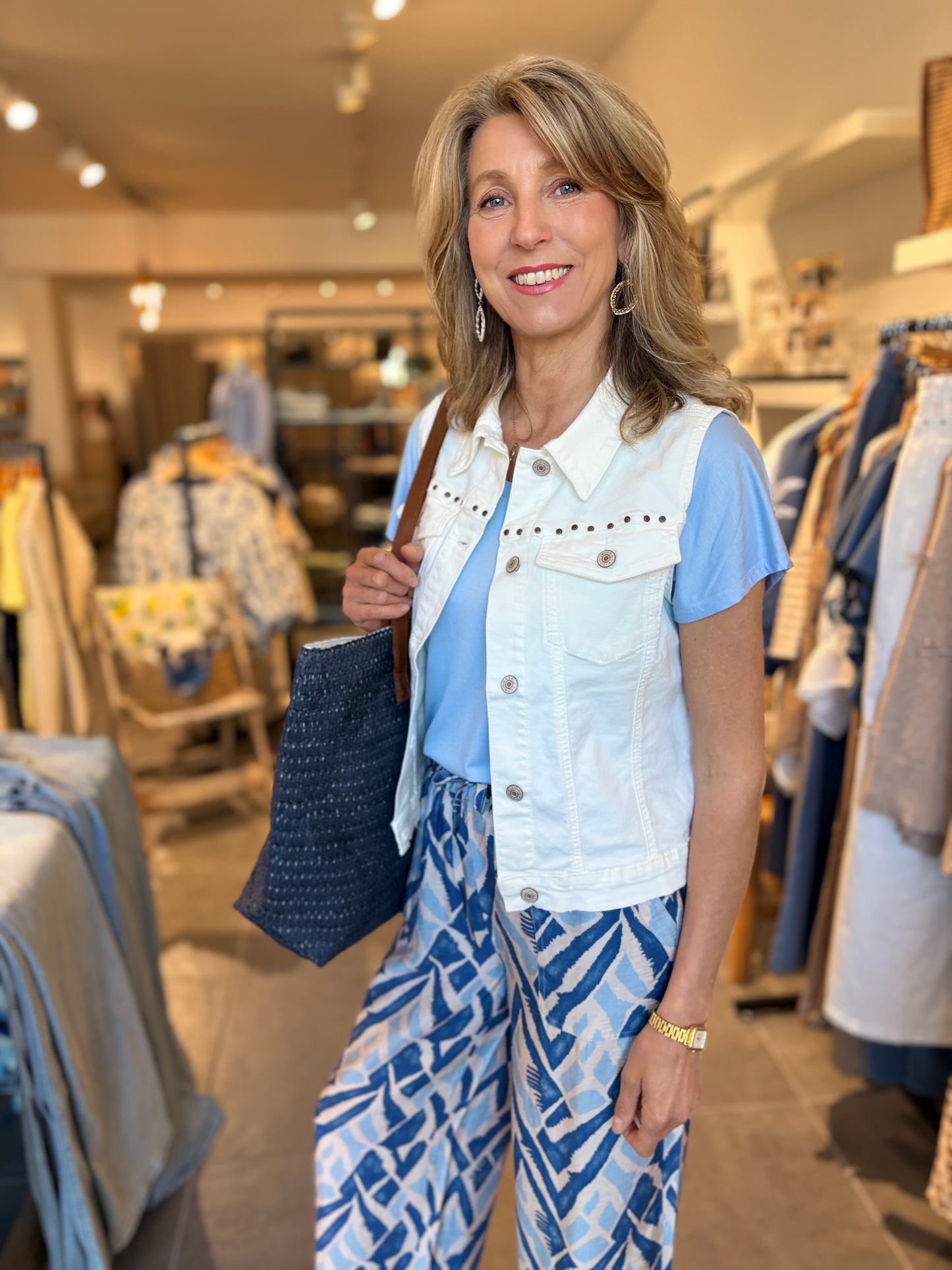Offwhite gilet met knoopsluiting en studs aan de kraag en borstzakken