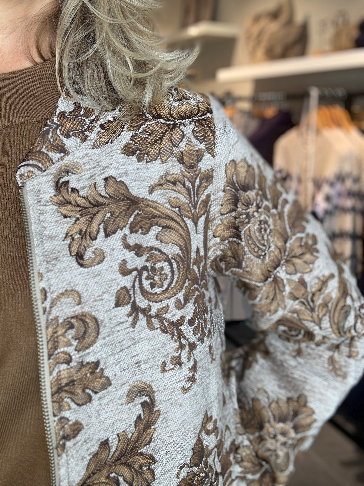 Bomberjas van CS The Label met sierlijke bloemenprint en rits, zandkleurige basis