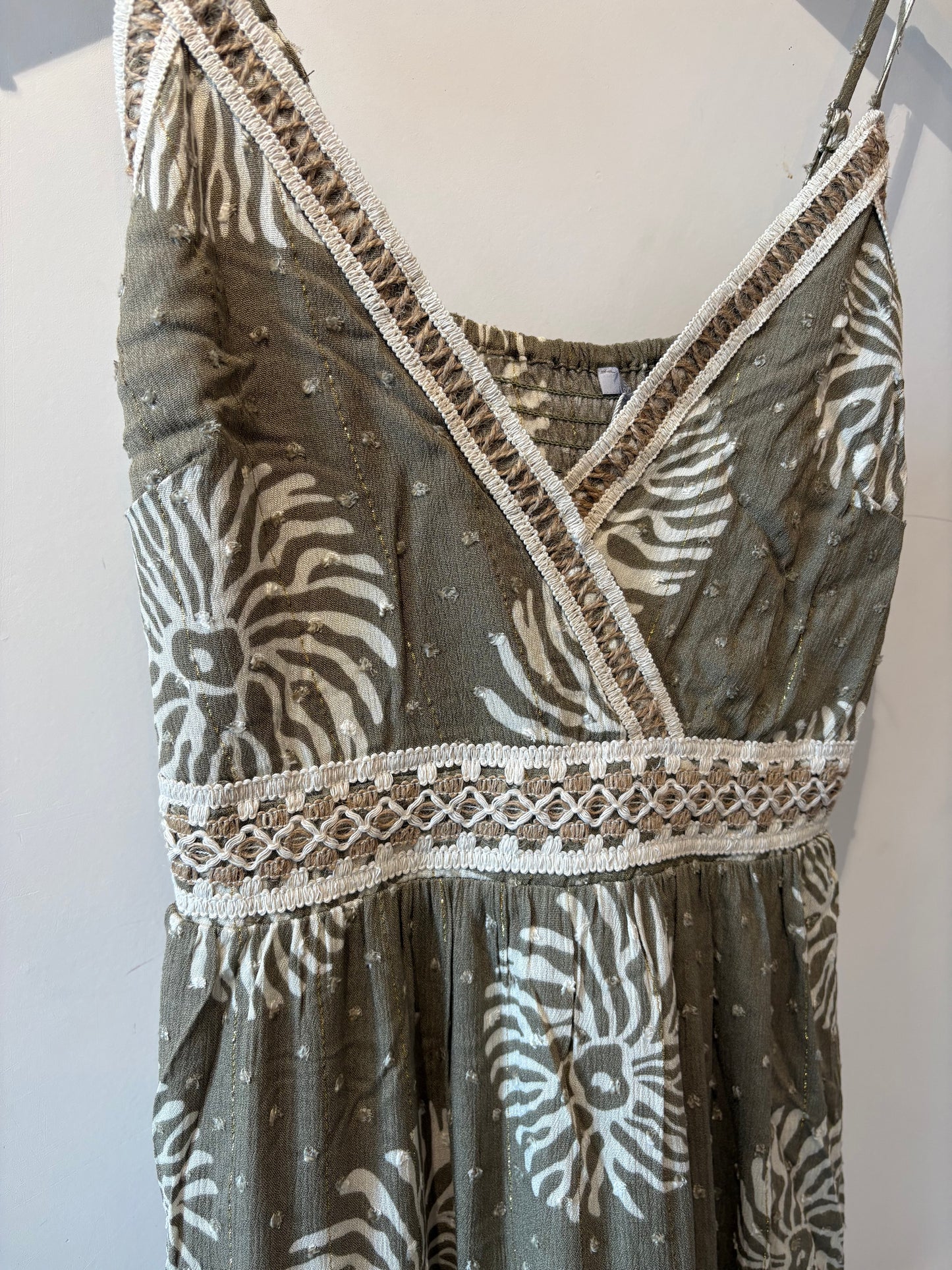 Khaki-grijze jurk met witte print, V-hals en sierband langs de taille