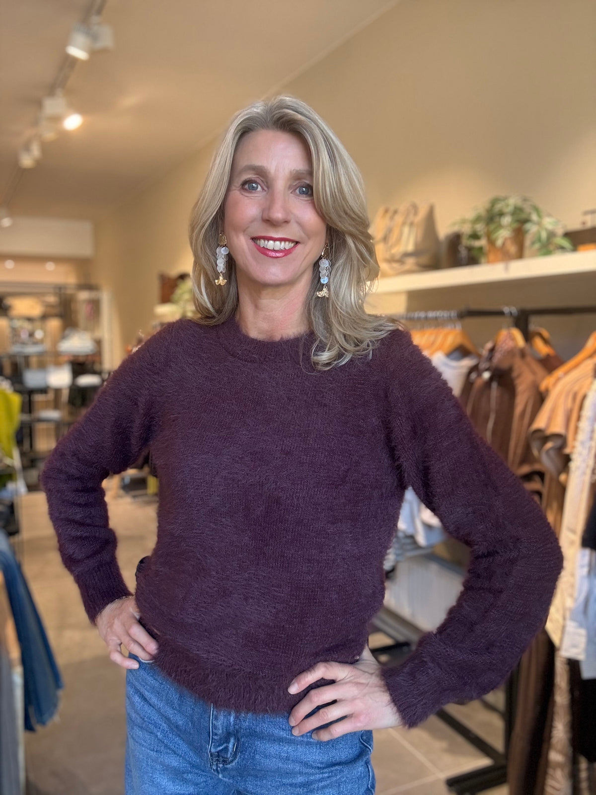 Bordeauxrode fuzzy trui met ronde hals en lange mouwen, gedragen met jeans