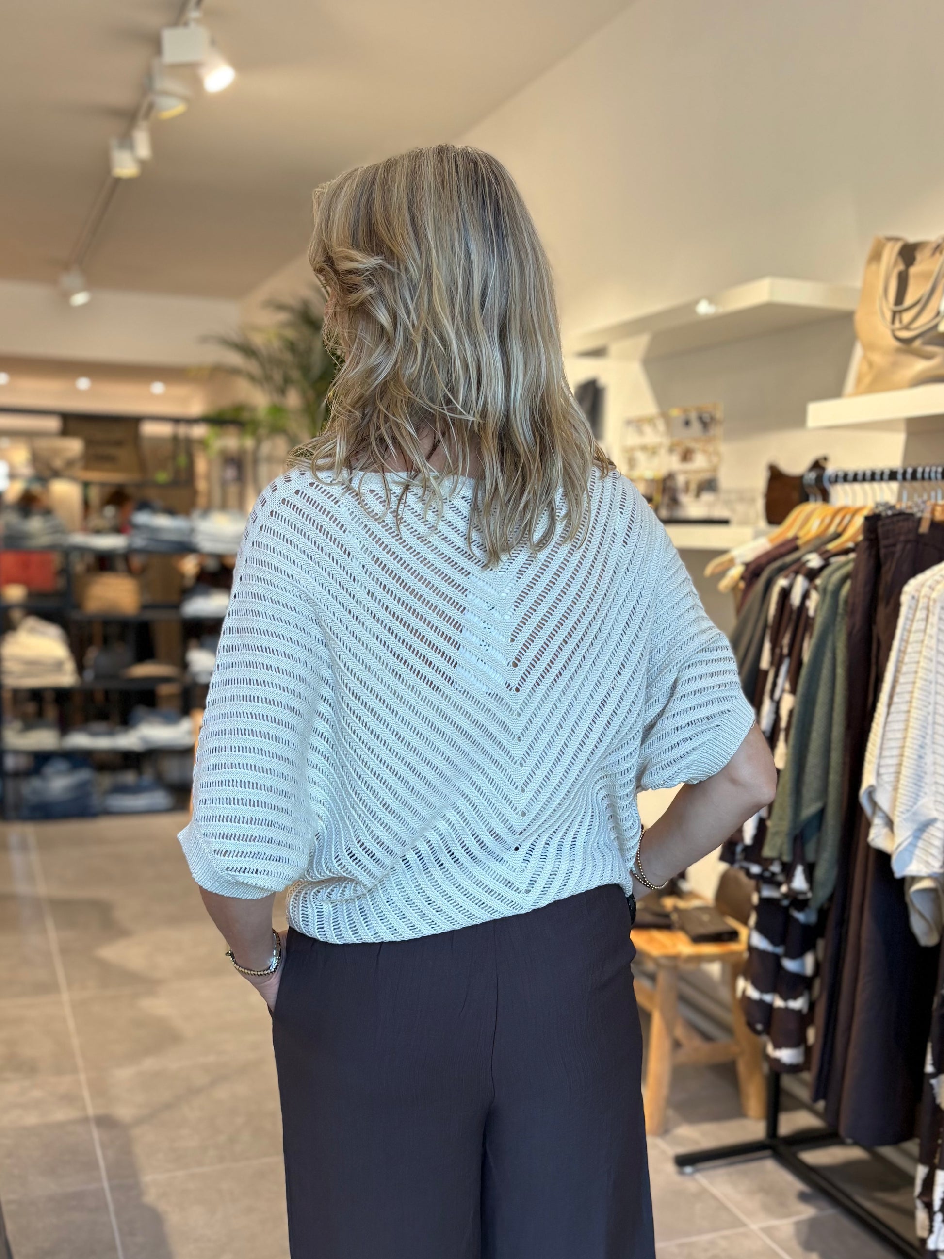 Lichtblauwe trui met chevron breipatroon, ronde hals en korte mouwen