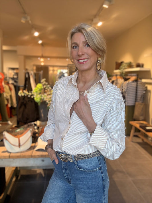 Gestreepte blouse met kraag en knopen, subtiel patroon op de stof.