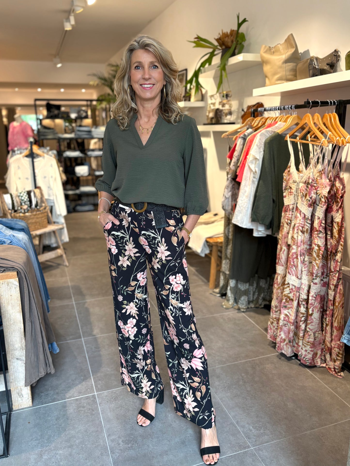 Groene tuniektop met V-hals en driekwart mouwen, losvallend model