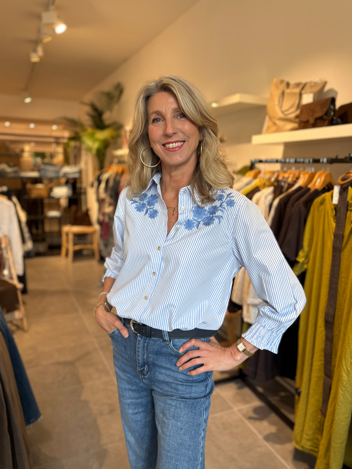 Blouse met lichtblauwe strepen, knoopsluiting en lange mouwen