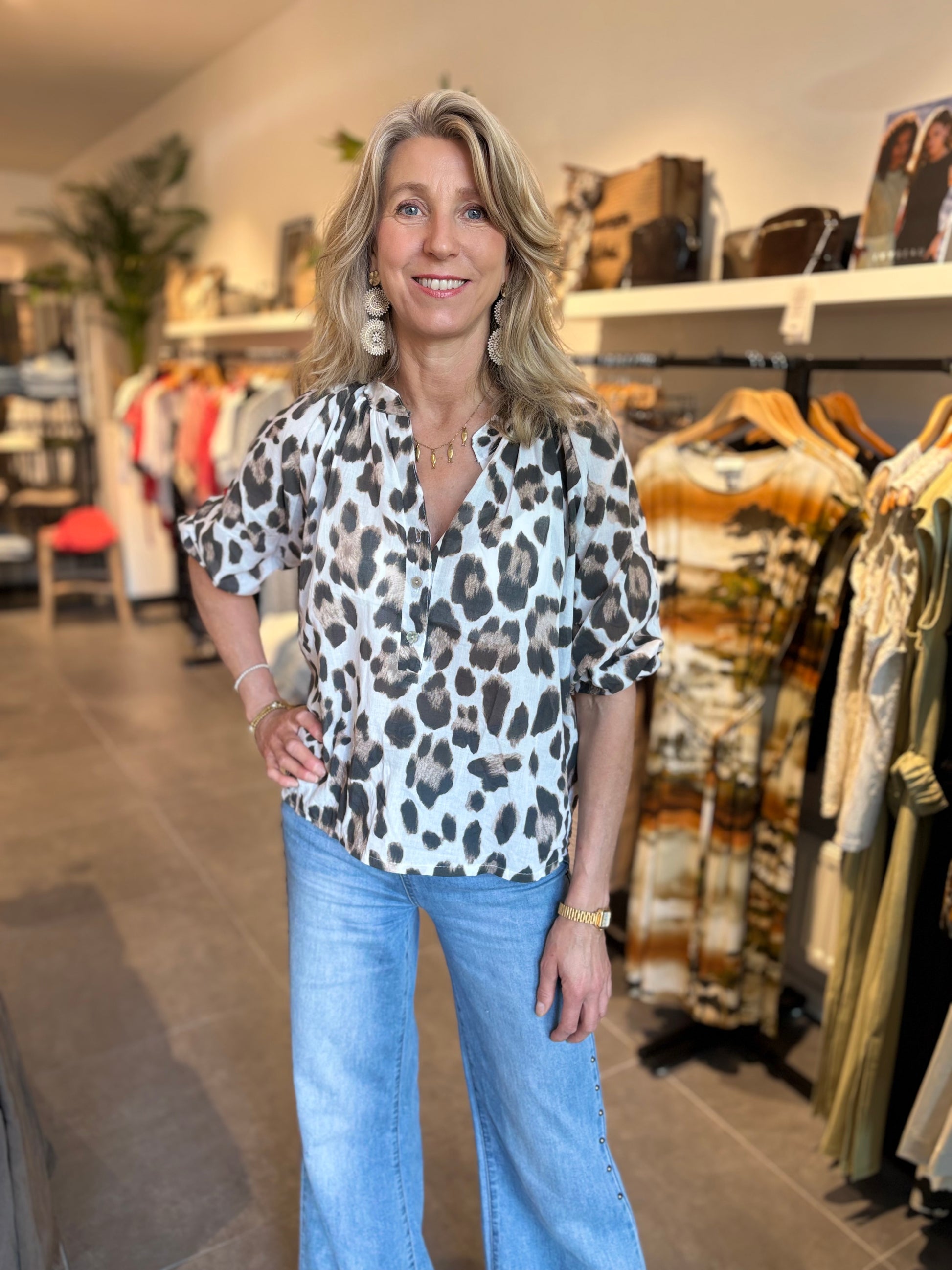 Luipaardprint blouse met V-hals, korte mouwen, witte en bruine vlekken.