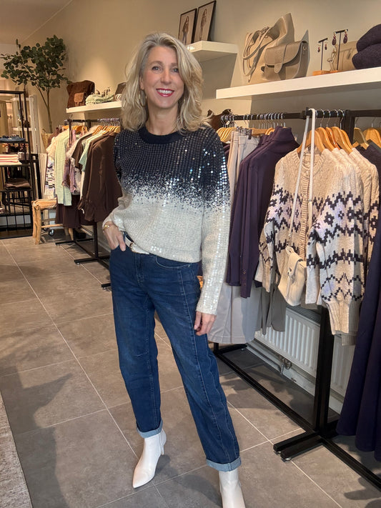 Donkerblauwe jeans met rechte pijpen en smalle omslag, zijkant met patch