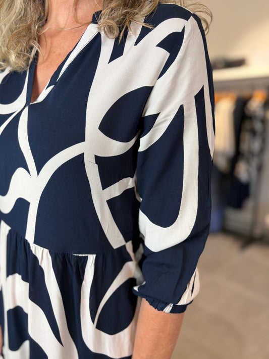 Jurk met abstract navy-wit patroon, lange mouwen en ronde hals