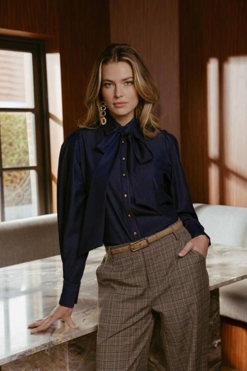 CS The Label denimblouse Lissa in donkerblauw met strikdetail en knopen, lange mouwen