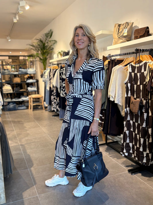 ZB-jurk Azura navy met V-hals, midi-lengte en wijd uitlopende rok met strepen