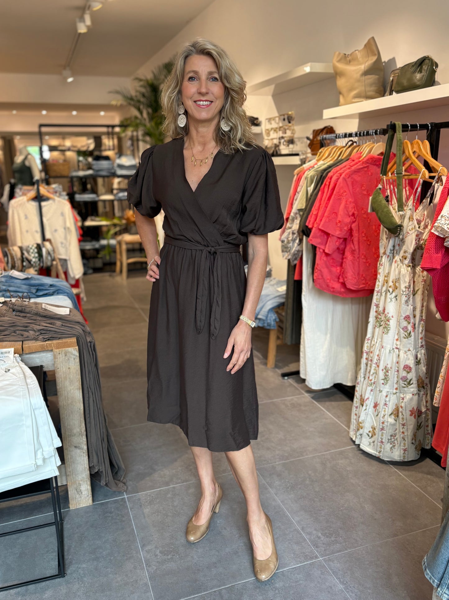 Zwarte jurk met ballonmouwen, overslag-look en ceintuur in de taille