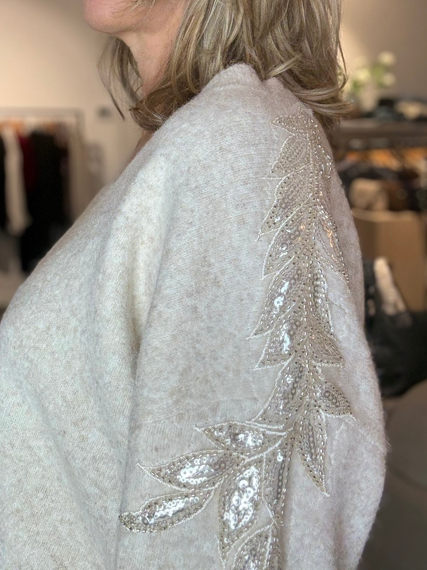 Moëwy trui V-hals glitter/borduur mouwen zand melange