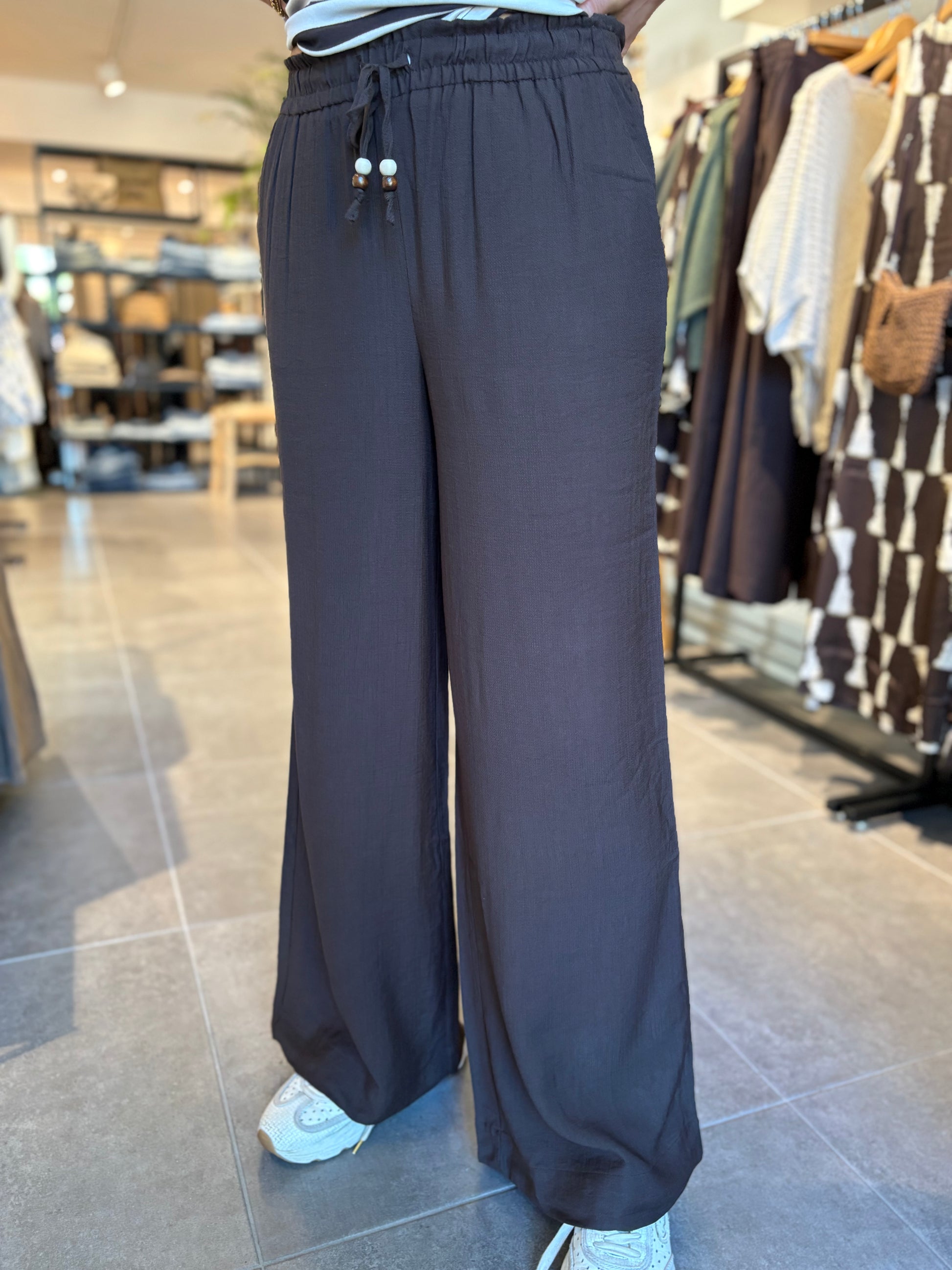 Donkerblauwe wijde broek, elastische tailleband en achternaad met plooi