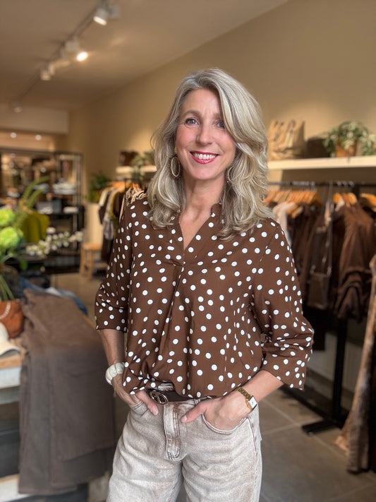 ZB blouse met witte stippen, bruine blouse met lange mouwen en kraag met knopen