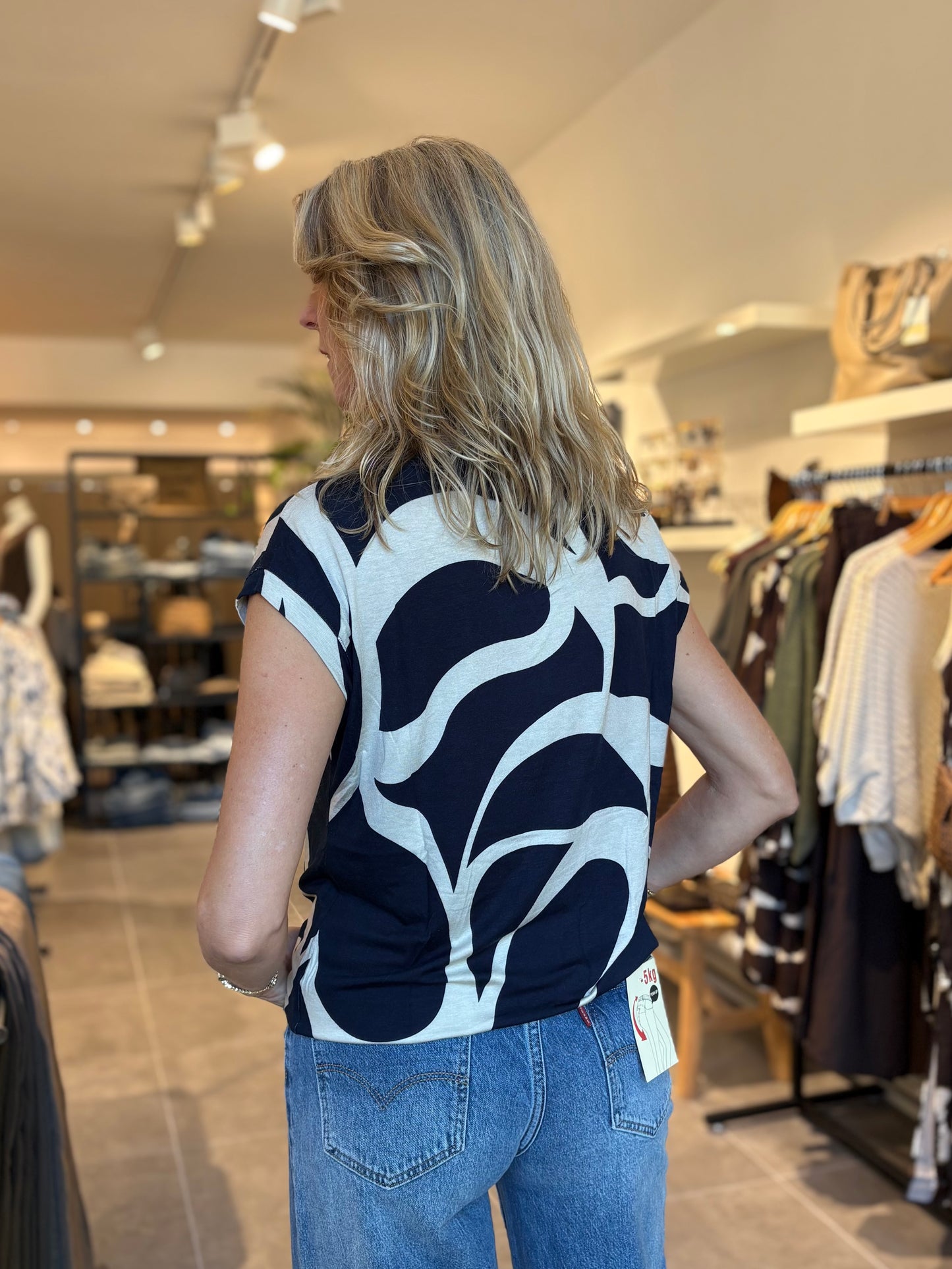 ZB Salome top, navy met wit abstract patroon, korte mouwen (rugzicht)