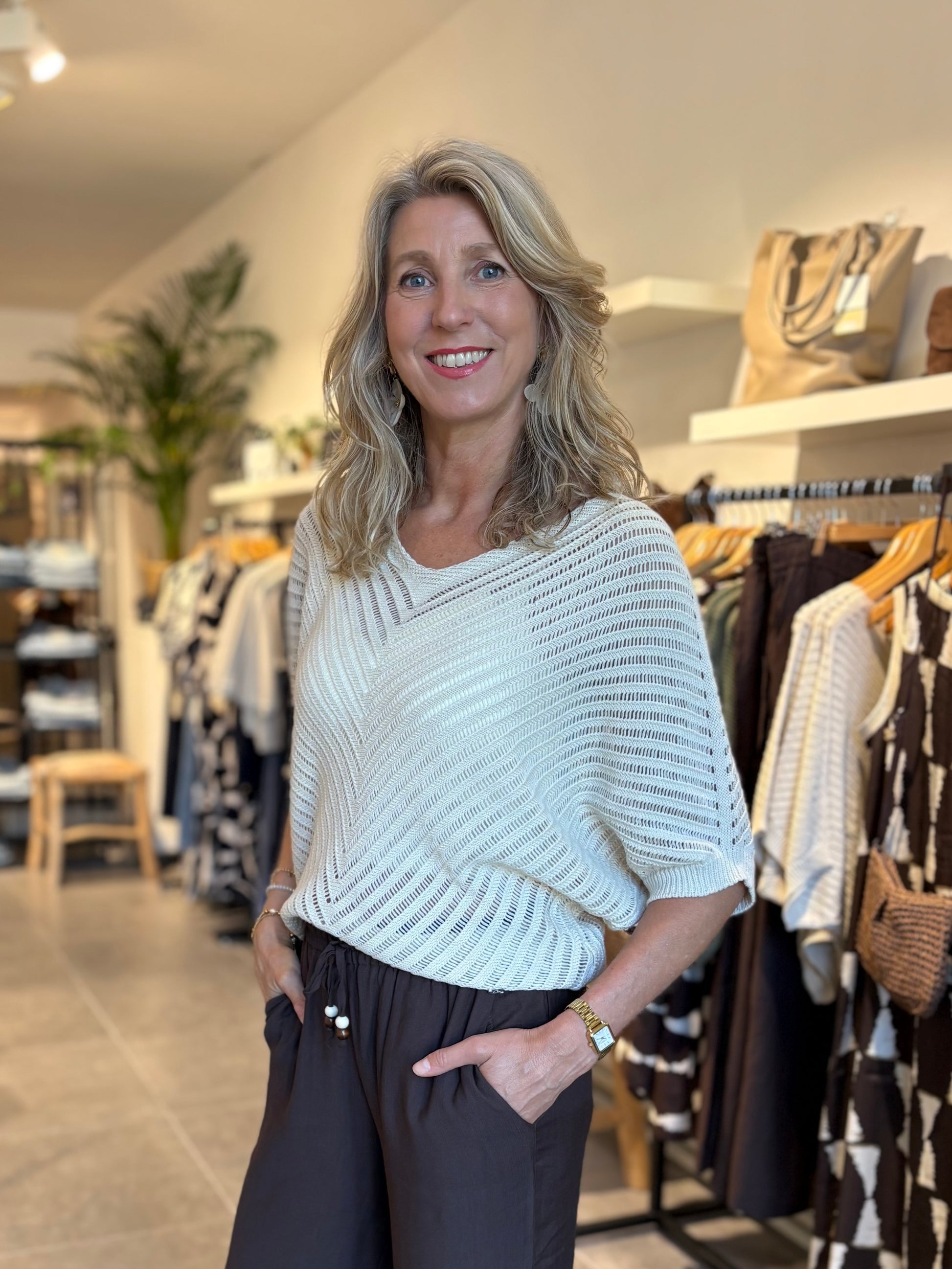 Lichtblauwe trui met chevron breipatroon, ronde hals en korte mouwen