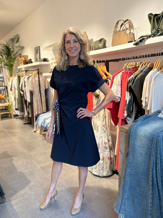 Musthaves jurk in donkerblauw, midi-lengte, korte mouwen en strikceintuur