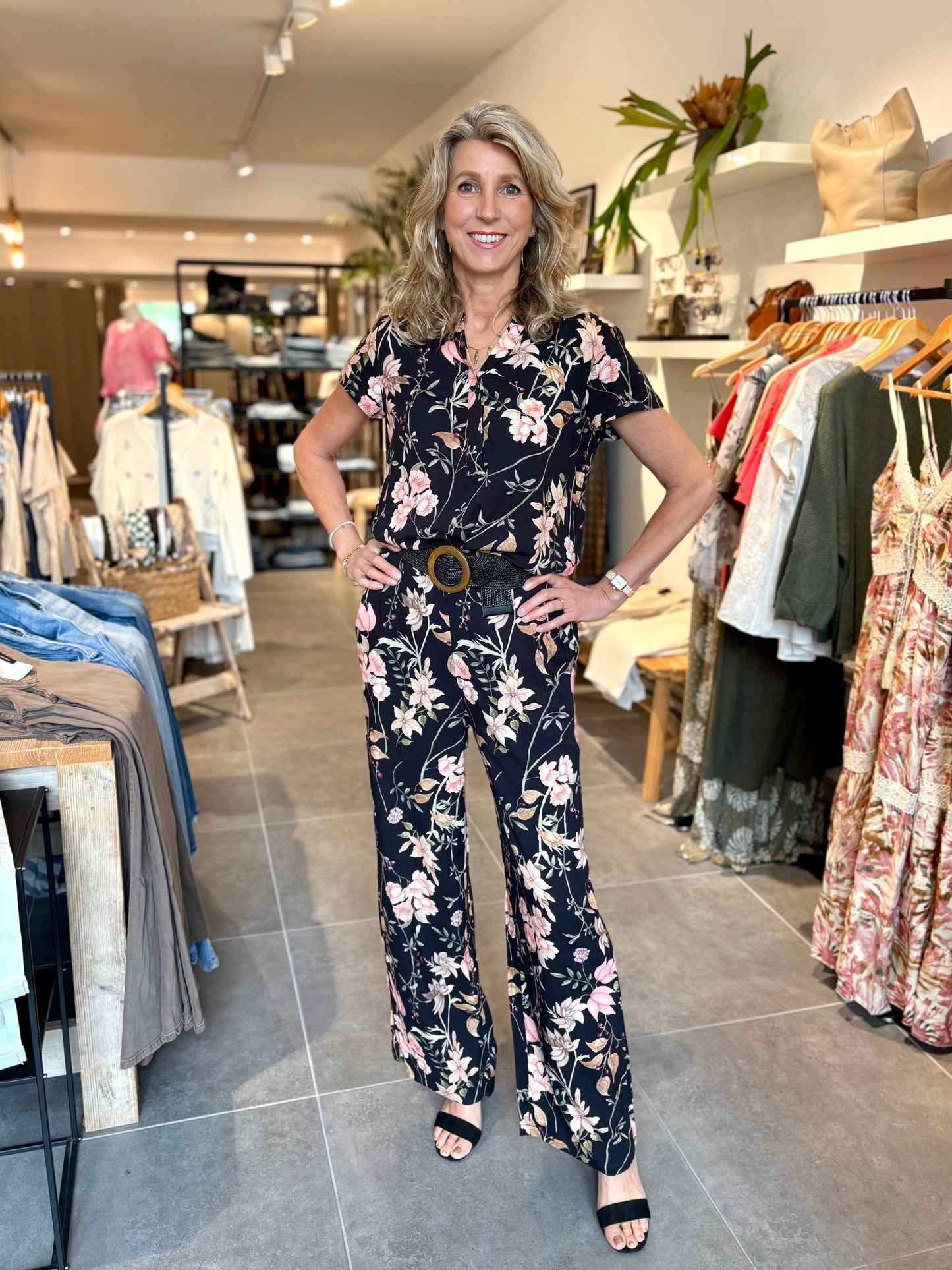 Broek met bloemenprint in donkerblauw en roze, wijde pijpen