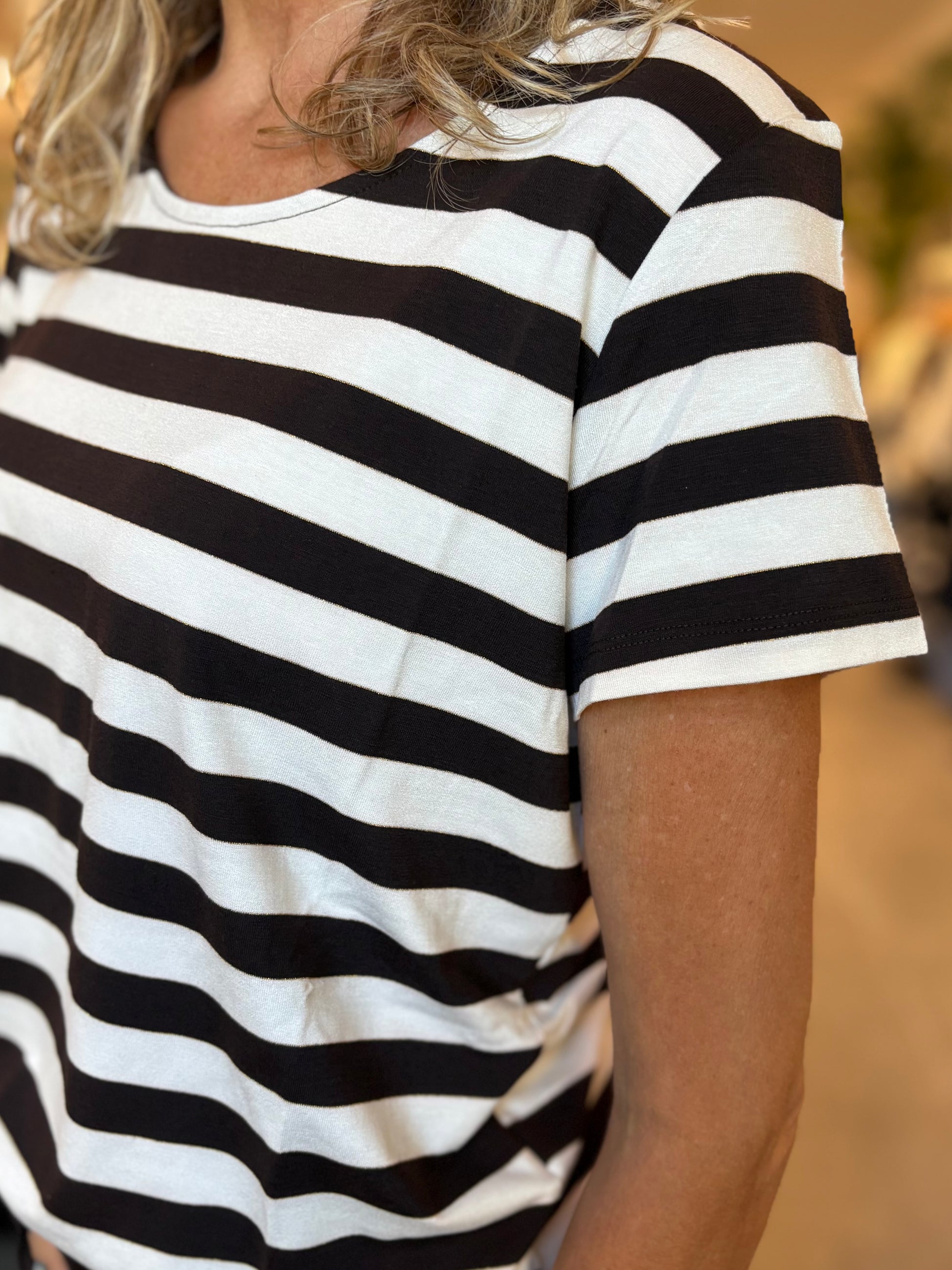 Gestreepte T-shirt met ronde hals in zwart-wit en wijdvallende mouw.