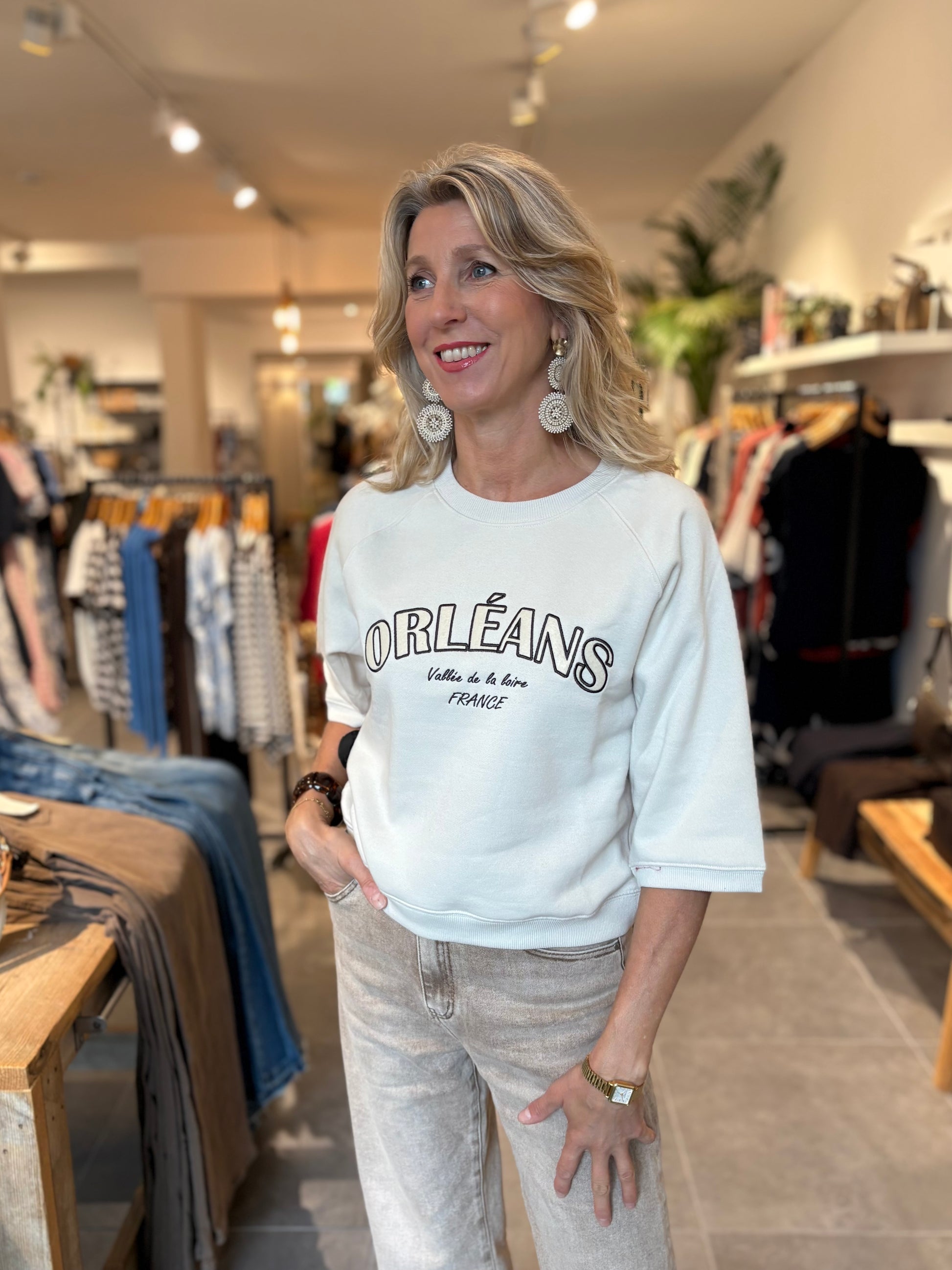 Lichtblauwe gebreide sweater met brede mouwen en grote ORLÉANS-print voorop