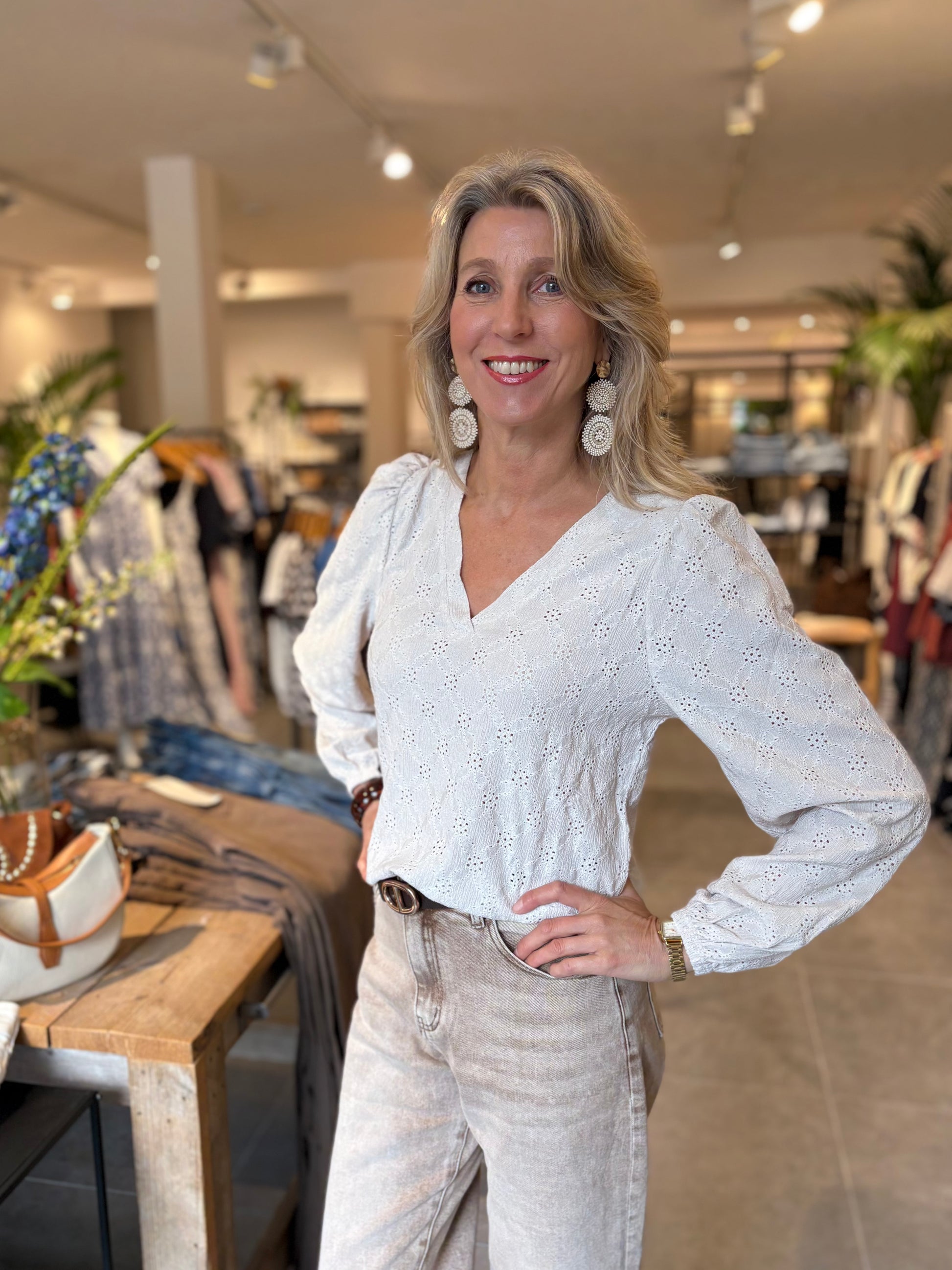 Witte Freequent top met V-hals, losvallende lange mouwen en structuurweefsel