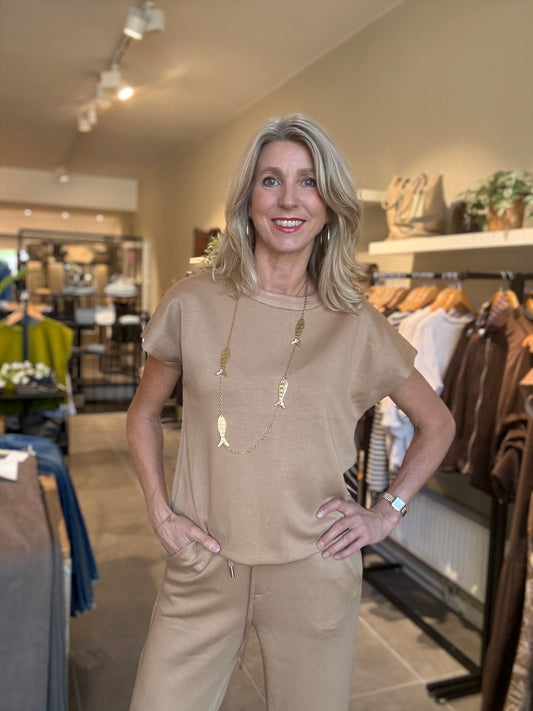 Licht camel top met ronde hals en korte mouwen, los model.