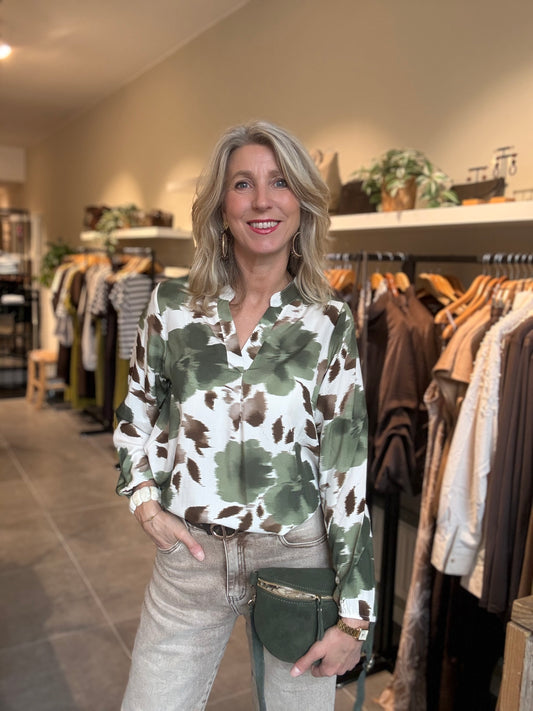 ZB blouse met groene-witte dierenprint, V-hals en knoopsluiting, mouw tot elleboog