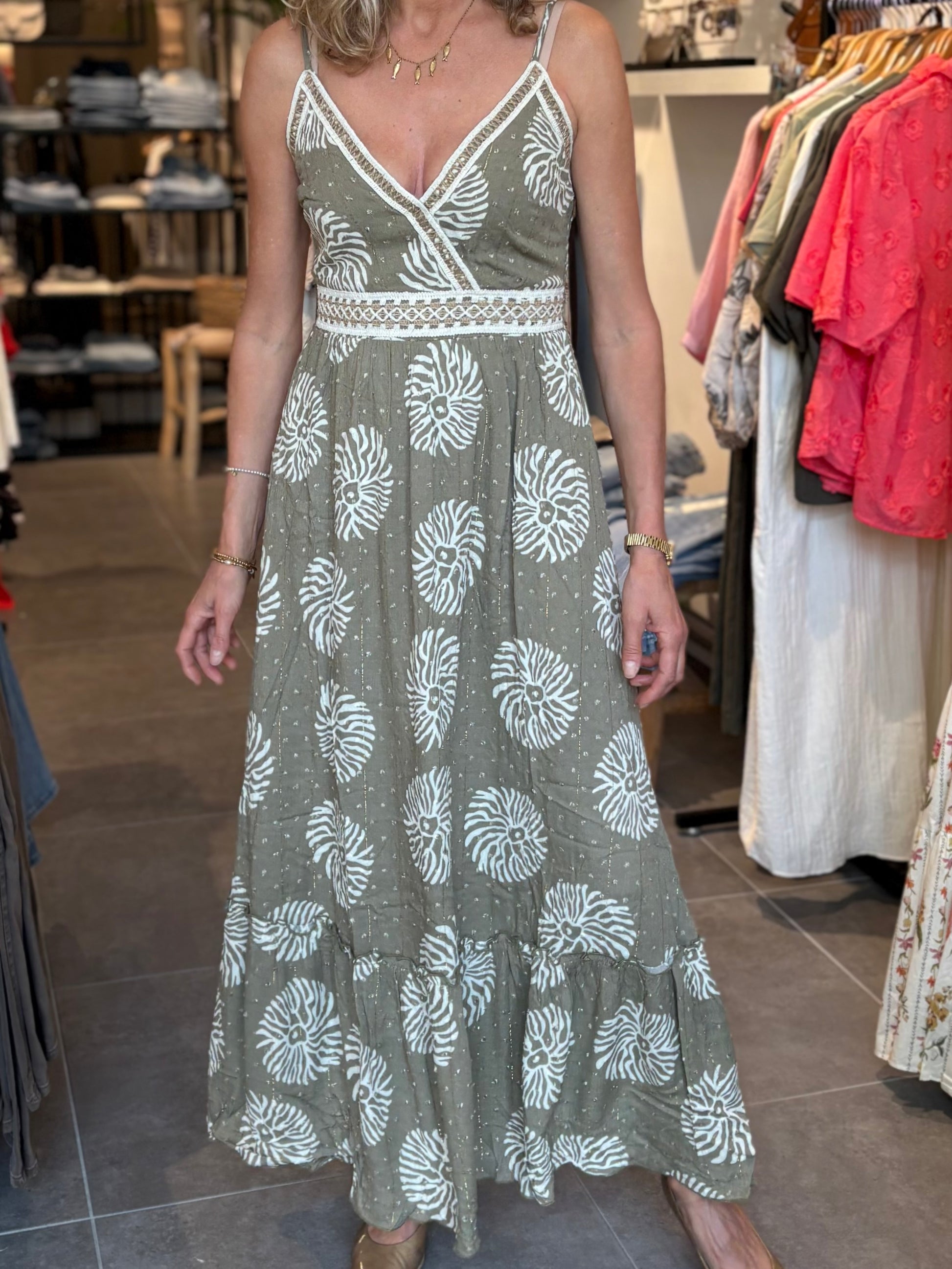 Khaki-grijze jurk met witte bladprint, V-hals en smalle bandjes