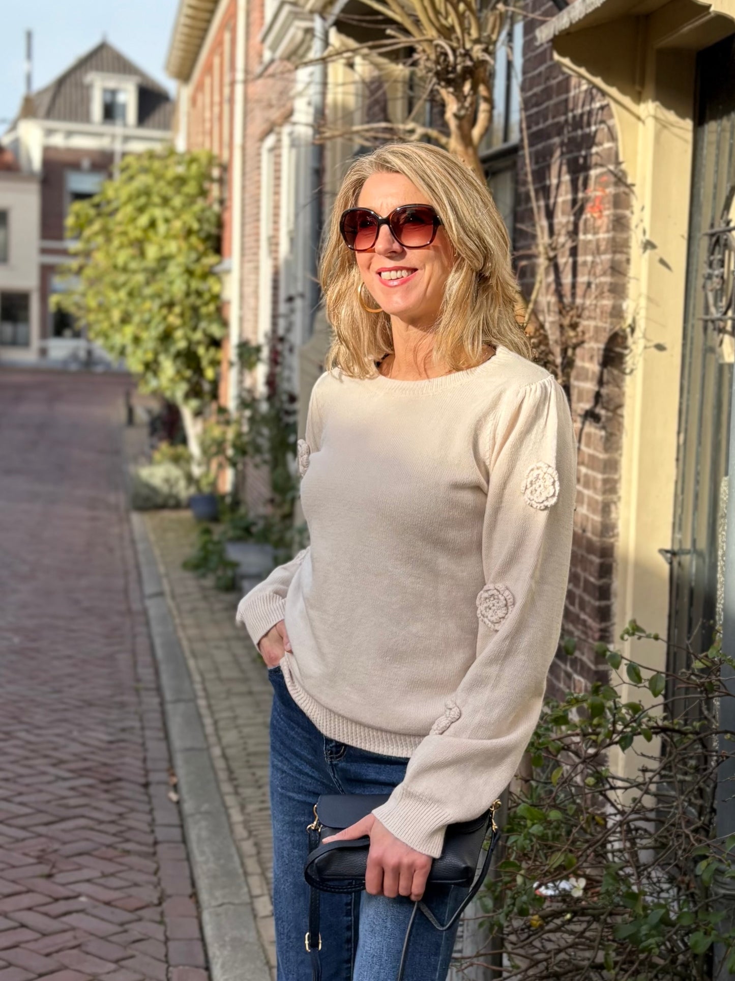 Zandkleurige trui van C&S met rozen op de pofmouwen