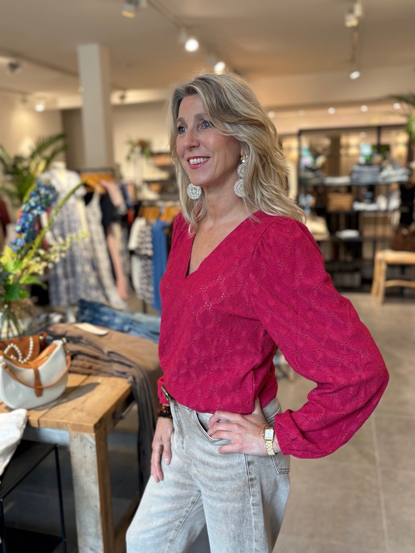 Freequent top Eskiona in rood met V-hals en lange, wijde mouwen