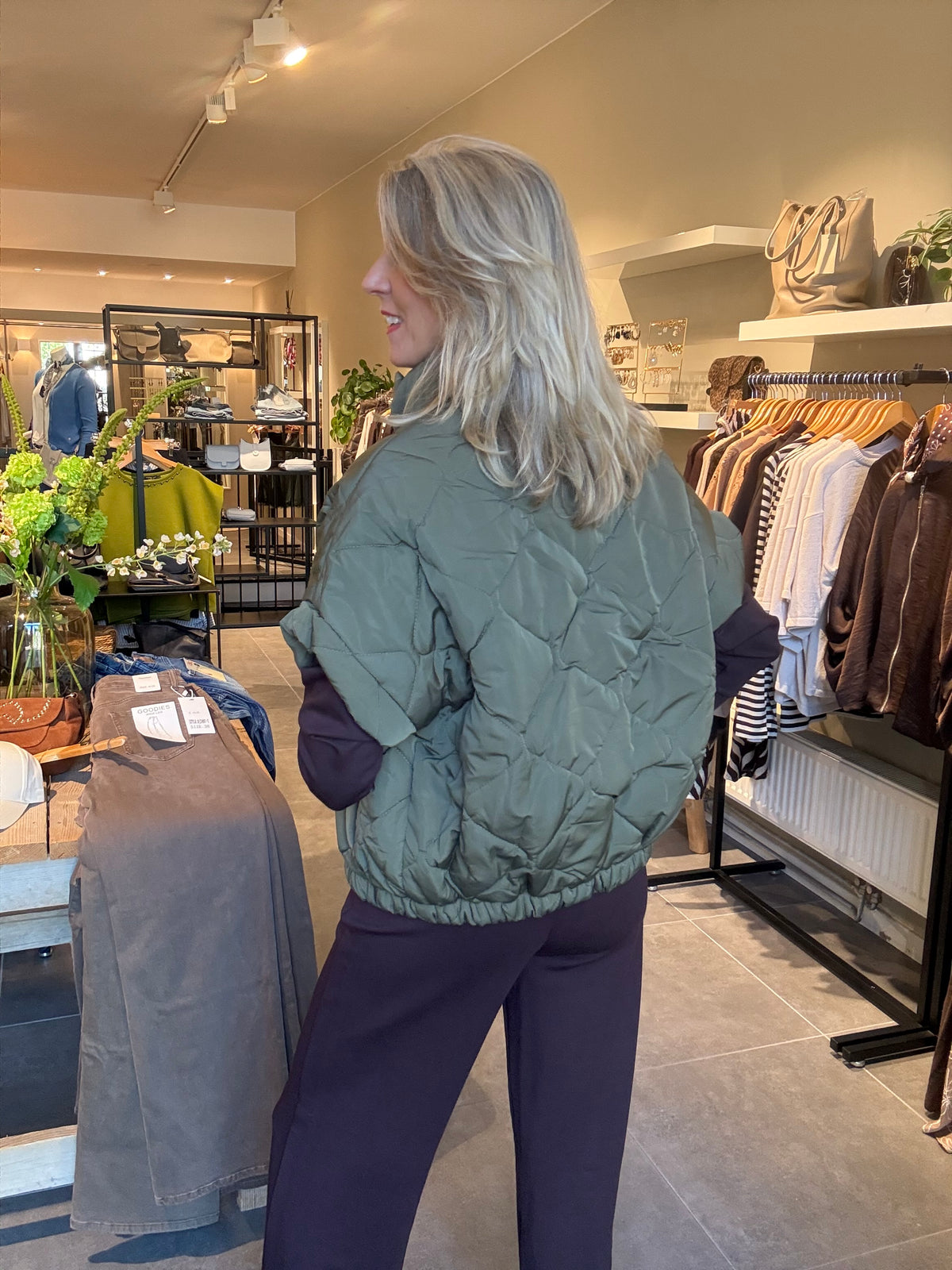 Donker olijfgroene gilet met rimpelzoom en voorrits, zijaanzicht