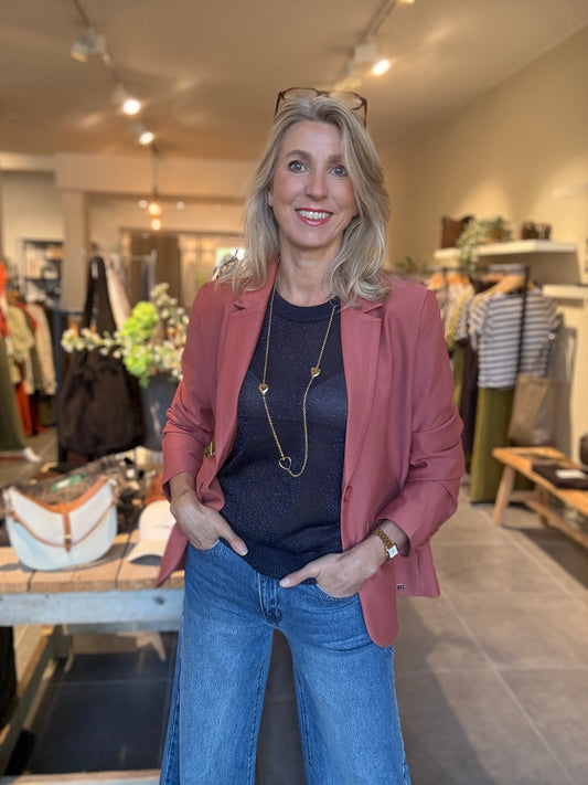 Ivy Beau blazer in barn red met revers, lange mouwen en voorzakken