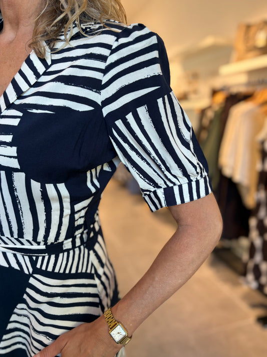 ZB-jurk Azura navy met blauw-wit banen, korte mouwen en taille-accenten