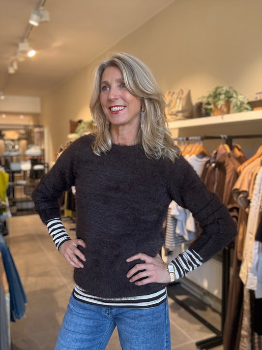 Donkere fuzzy trui met ronde hals, gestreepte boorden en zoom, met jeans