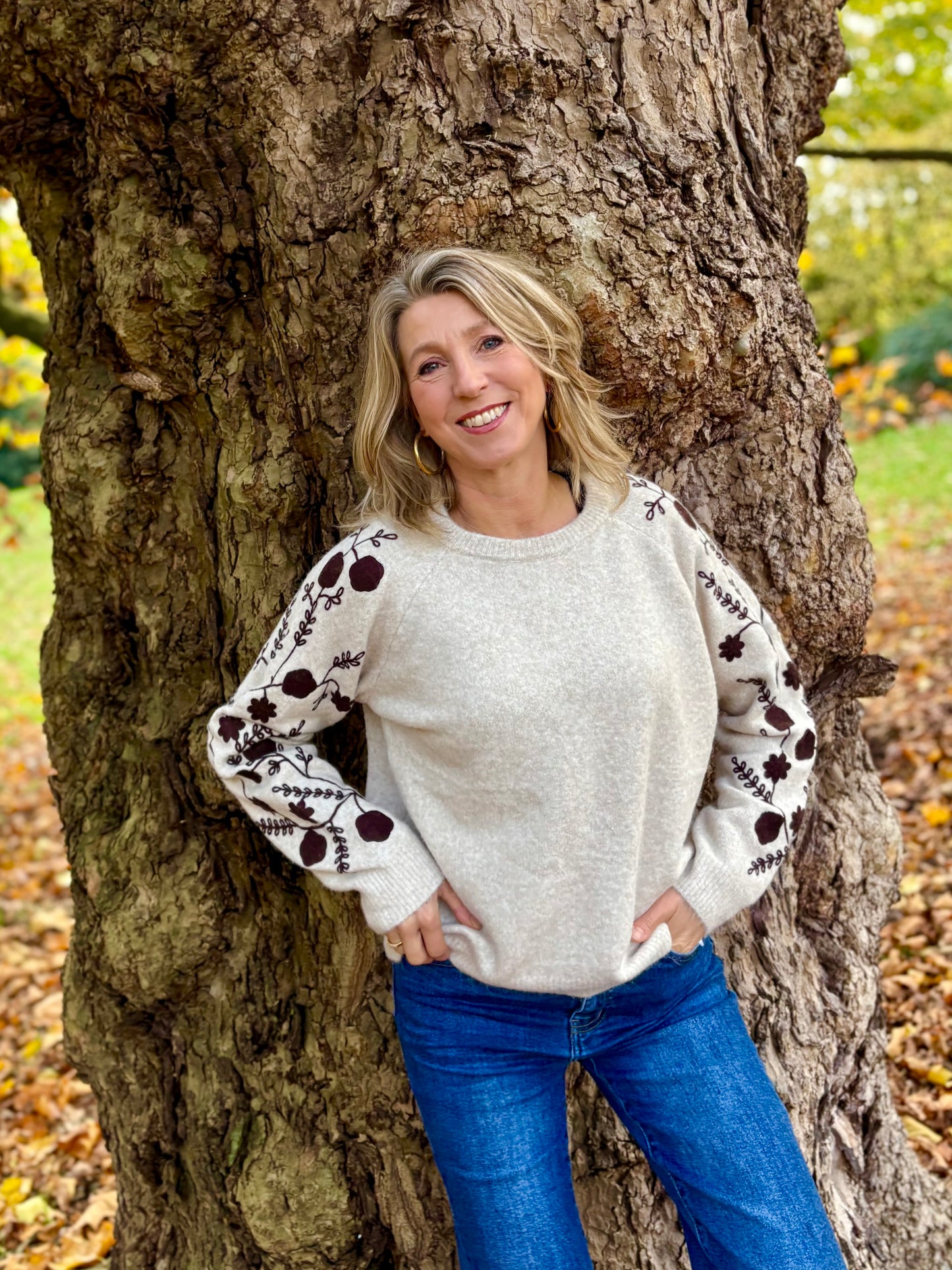 Flamant Rose trui geborduurde mouw zand/bruin